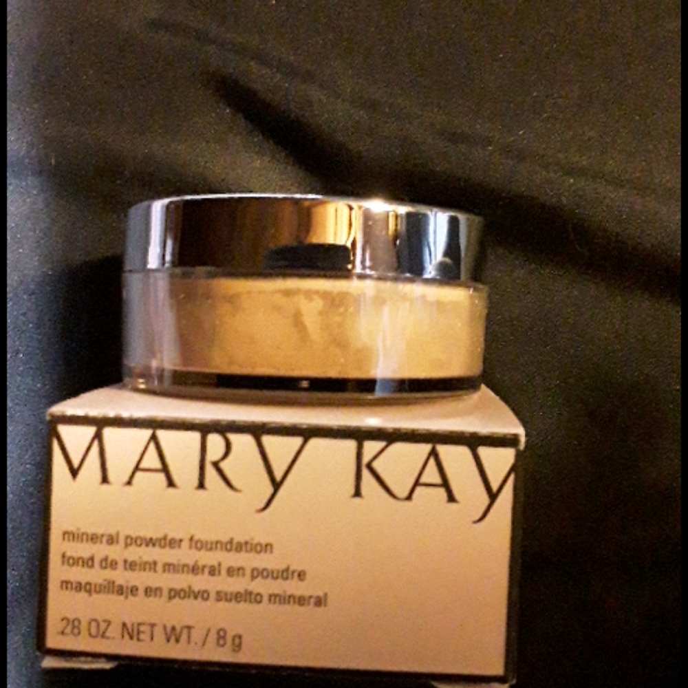 MARY KAY Mineral Powder Foundation
